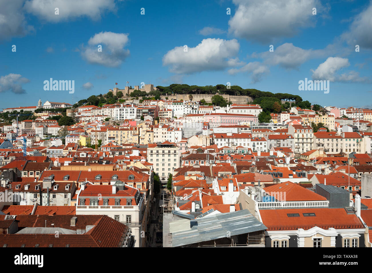 11.06.2018, Lisbon, , Portugal - View to the historical centre Baixa of the Portuguese capital with the Castelo de Sao Jorge in the background. 0SL180 Stock Photo