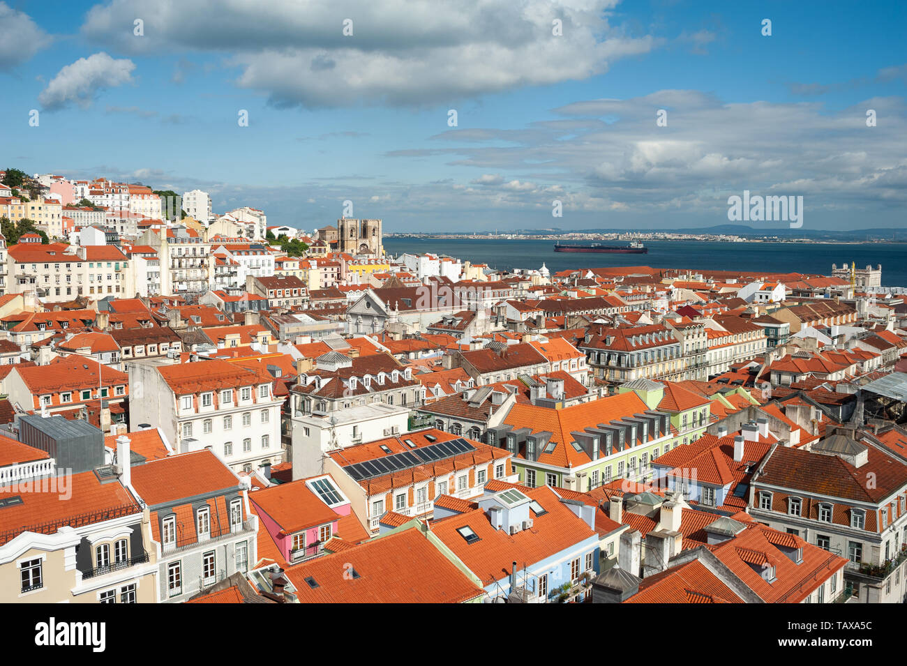 11.06.2018, Lisbon, , Portugal - View to the historical centre Baixa of the Portuguese capital with the Tajo in the background. 0SL180611D015CAROEX.JP Stock Photo