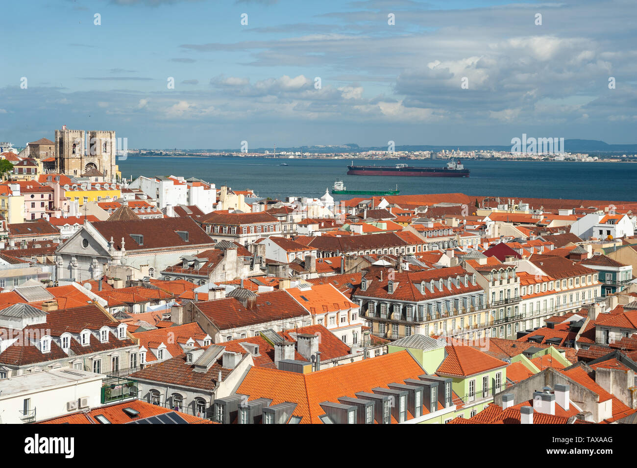 11.06.2018, Lisbon, , Portugal - View to the historical centre Baixa of the Portuguese capital with the Tajo in the background. 0SL180611D021CAROEX.JP Stock Photo