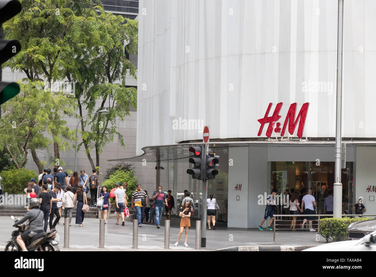 Singapore May 7 2017 H M store at orchard road with unidetified traveler Stock Photo Alamy