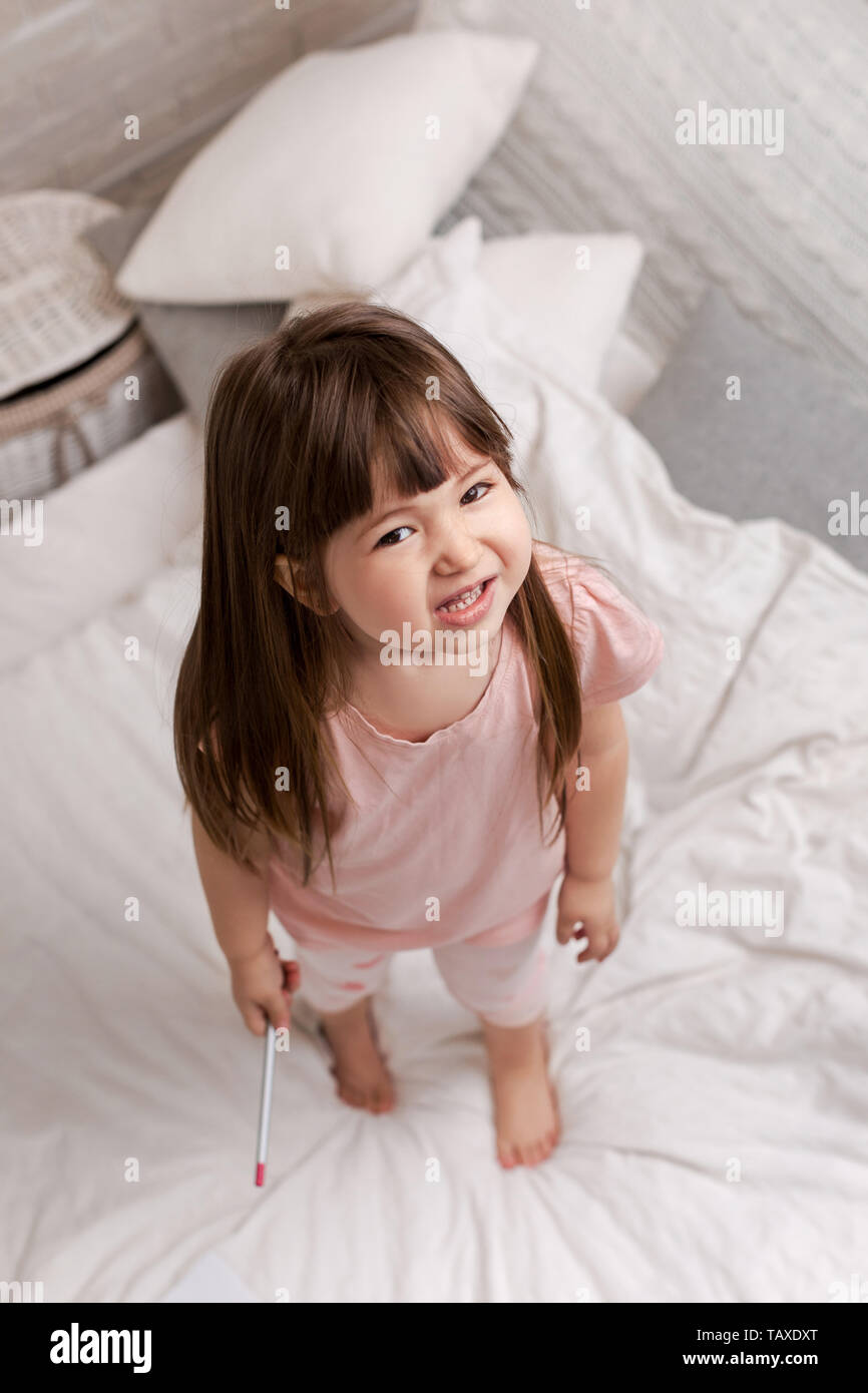 happy smiling little child girl in pyjamas in bed Stock Photo - Alamy