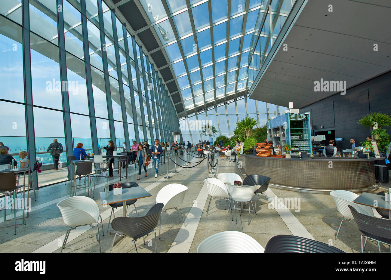 LONDON 20 FENCHURCH STREET THE WALKIE TALKIE SKYSCRAPER THE COFFEE SHOP AND PEOPLE ADMIRING THE VIEWS OVER LONDON Stock Photo