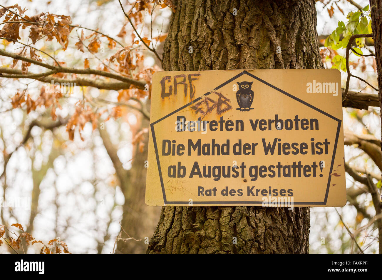 DDR Verbotsschild: Rat des Kreises. Betreten Verboten - Die Mahd der Wiese ist ab August gestattet! Stock Photo