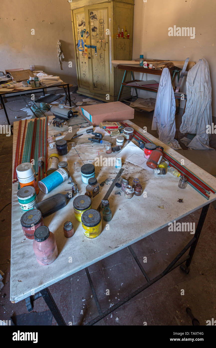 artist's room in abandoned house, Abruzzo Stock Photo