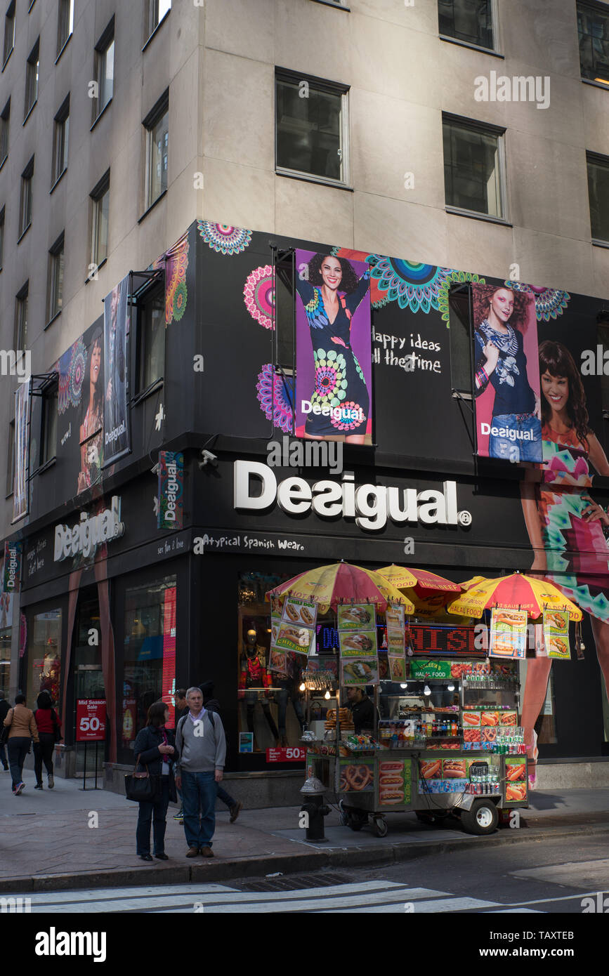 Boutique Desigual (spanische Marke / Spanish brand / marque espagnole),  Manhattan, New-York, USA Stock Photo - Alamy