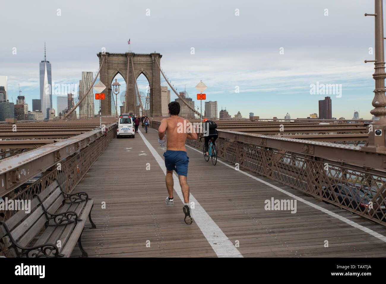 Ruttler Auf Brooklyn Brucke New York City Usa Joggers On Brooklyn Bridge New York City Usa Joggeur Sur Le Pont De Brooklyn New York Usa Stock Photo Alamy