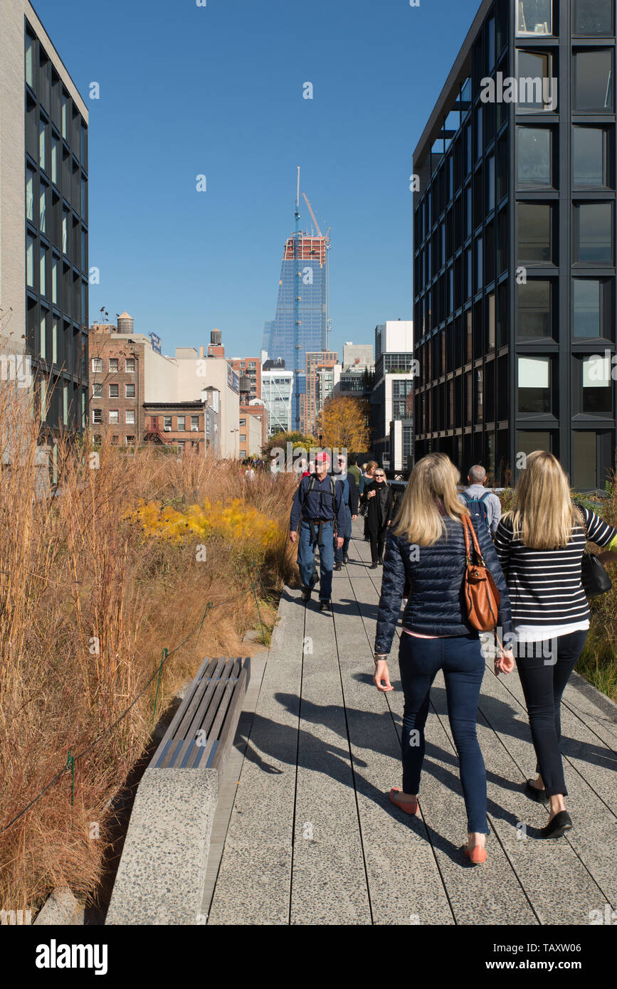 Walking the high line nyc hi-res stock photography and images - Alamy