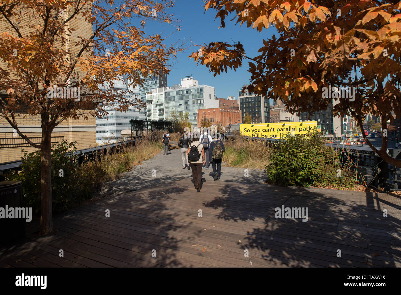 Walking the high line nyc hi-res stock photography and images - Alamy