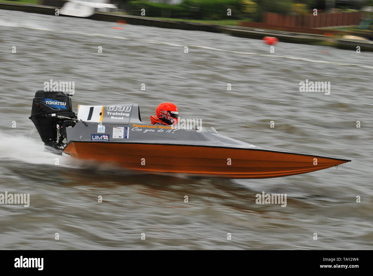 powerboat racing at oulton broad