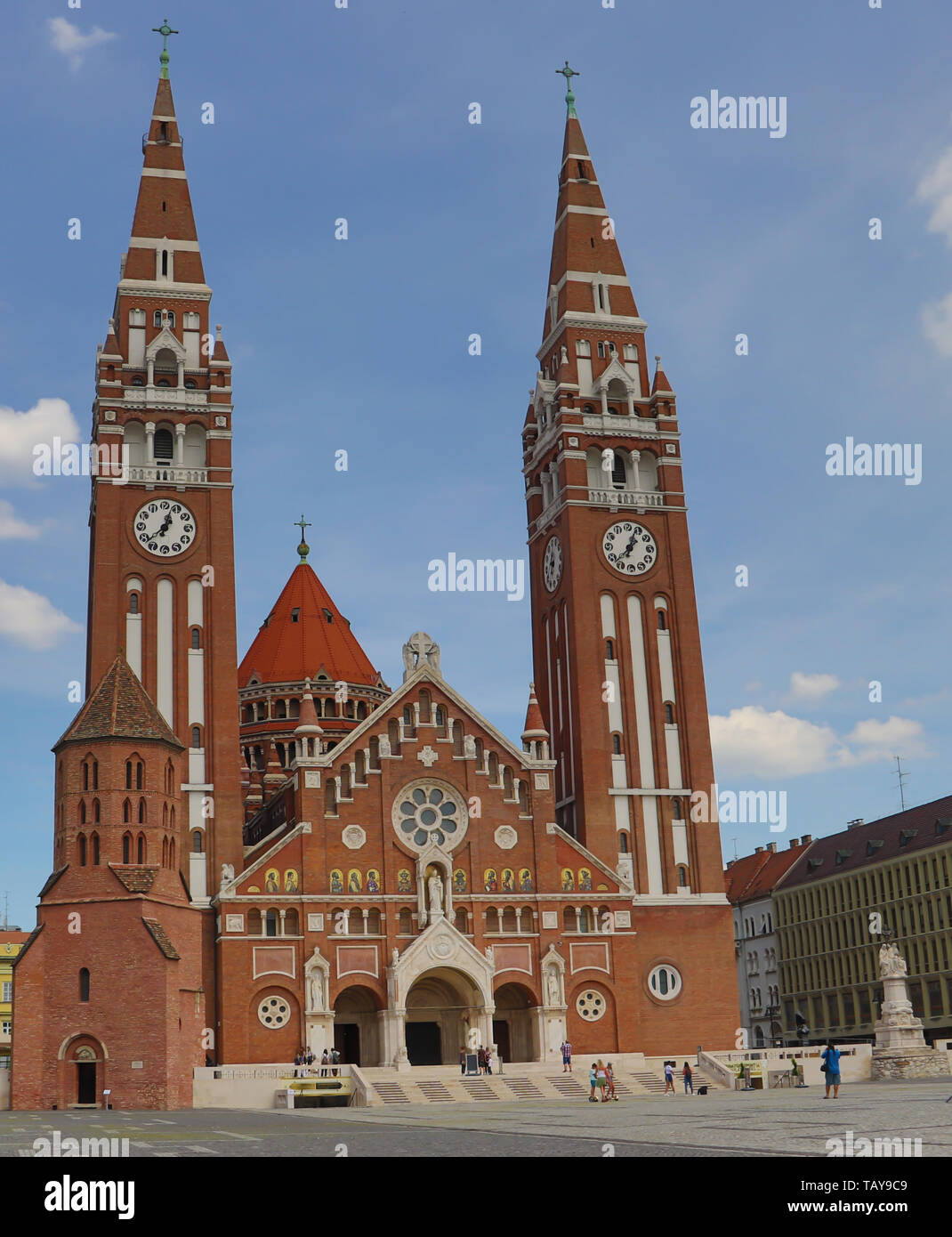 The Votive Church and Cathedral of Our Lady of Hungary is a twin-spired church in Szeged. It lies on Dm square beside the Dmtr tower. Built in 1930 Stock Photo