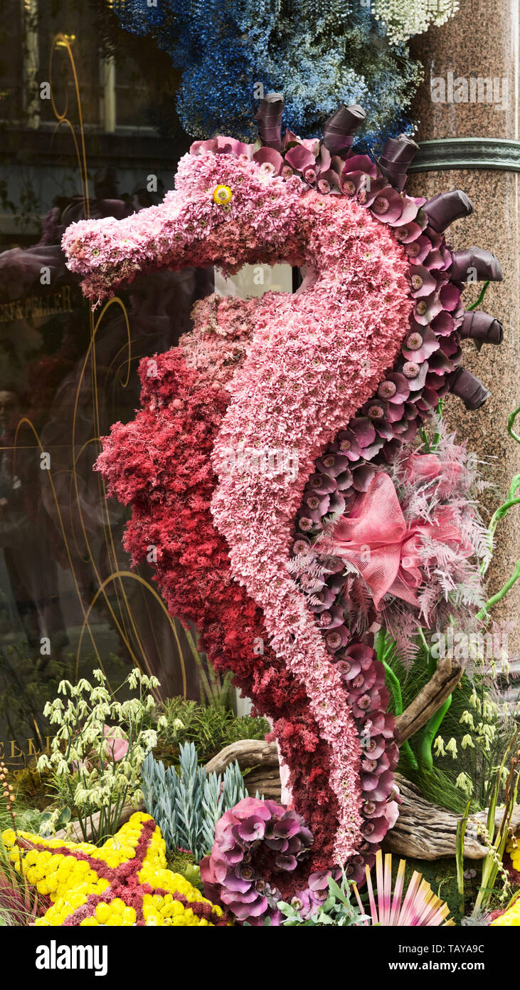Chelsea in Bloom London, UK. Seahorse floral sculpture. Florist: Wildabout Flowers. Stock Photo