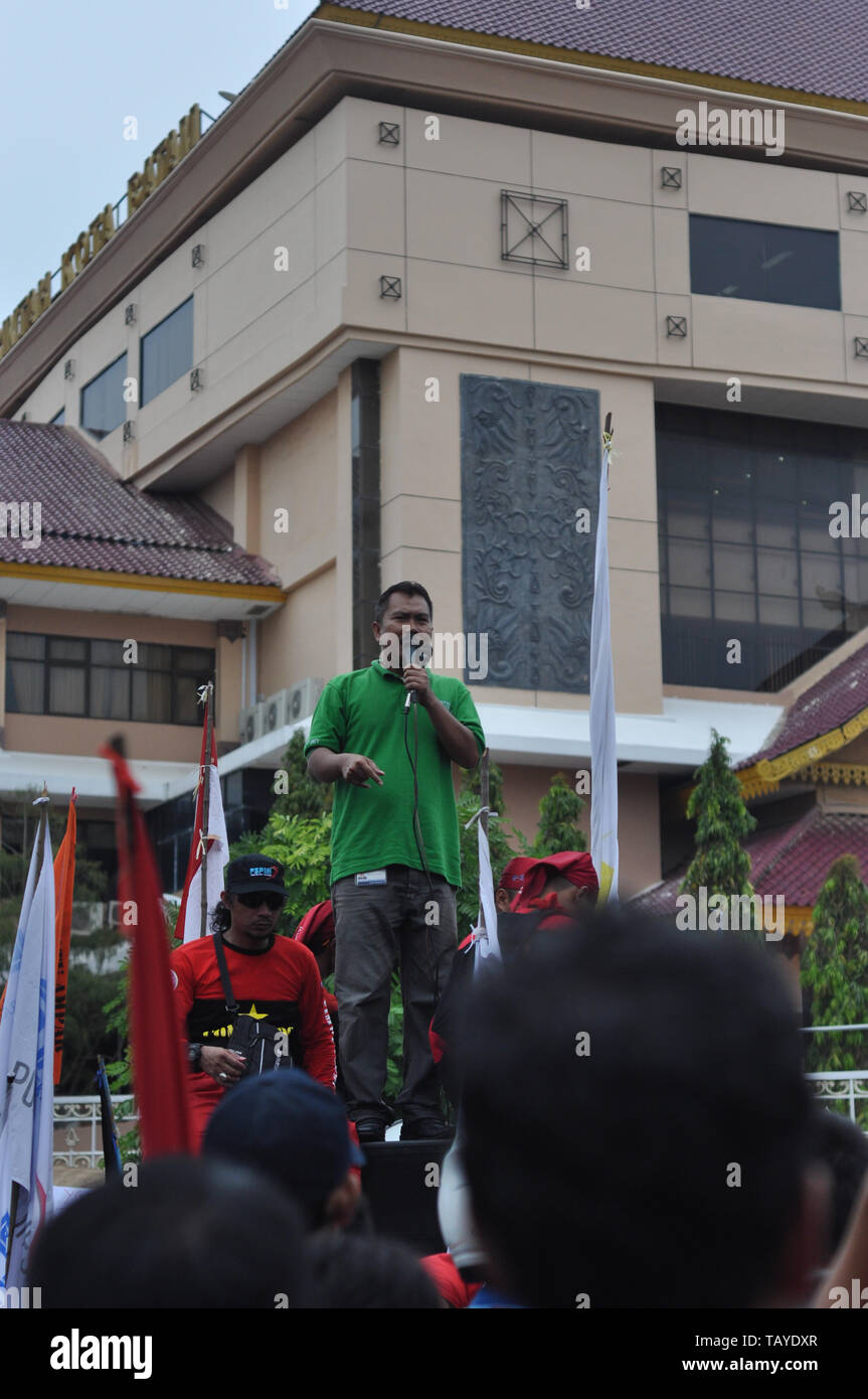 Office workers in middle business hi-res stock photography and images ...