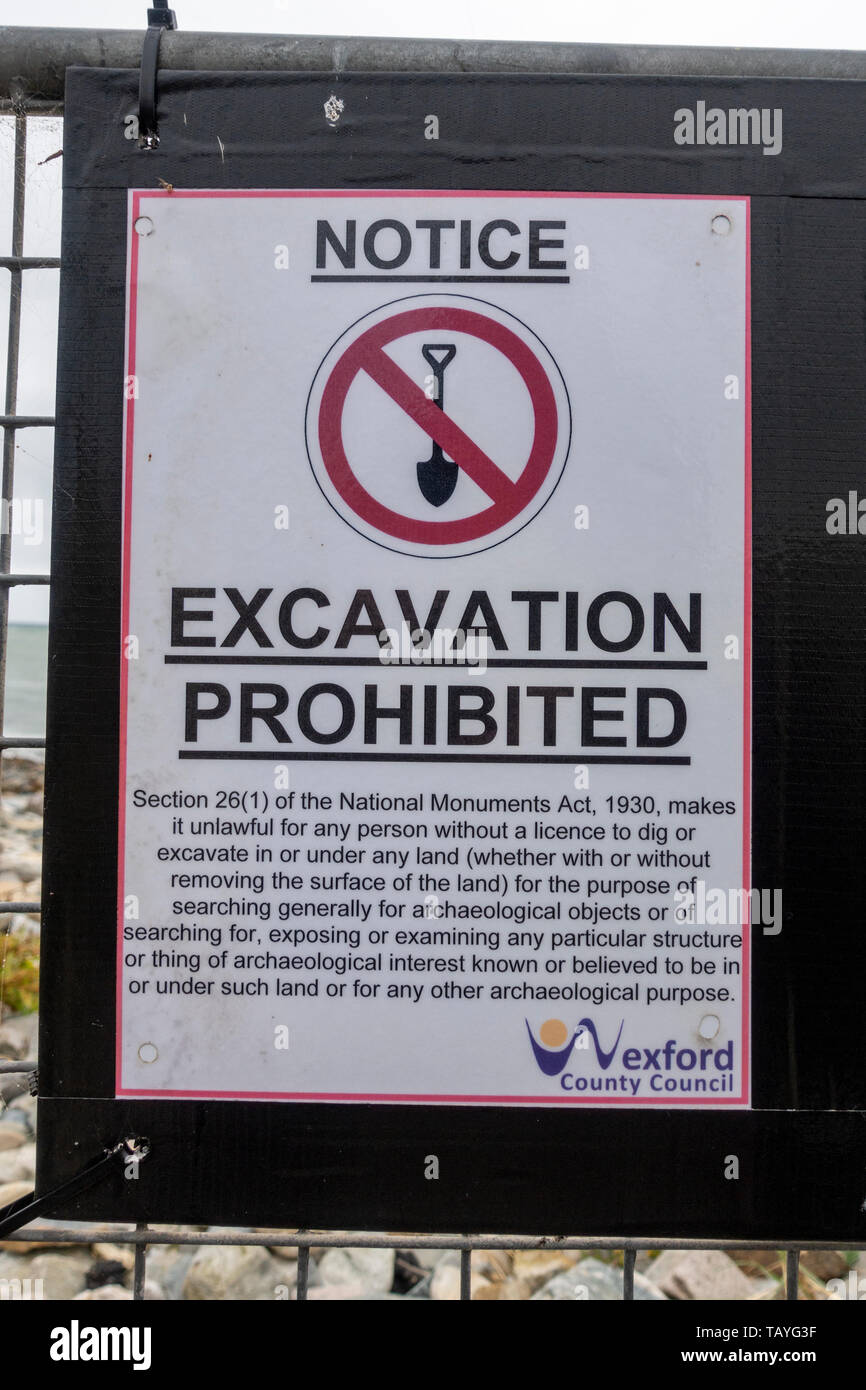 Warning sign close banning excavation to the beach in the small fishing port of Kilmore Quay, Co Wexford, Southern Ireland. Stock Photo