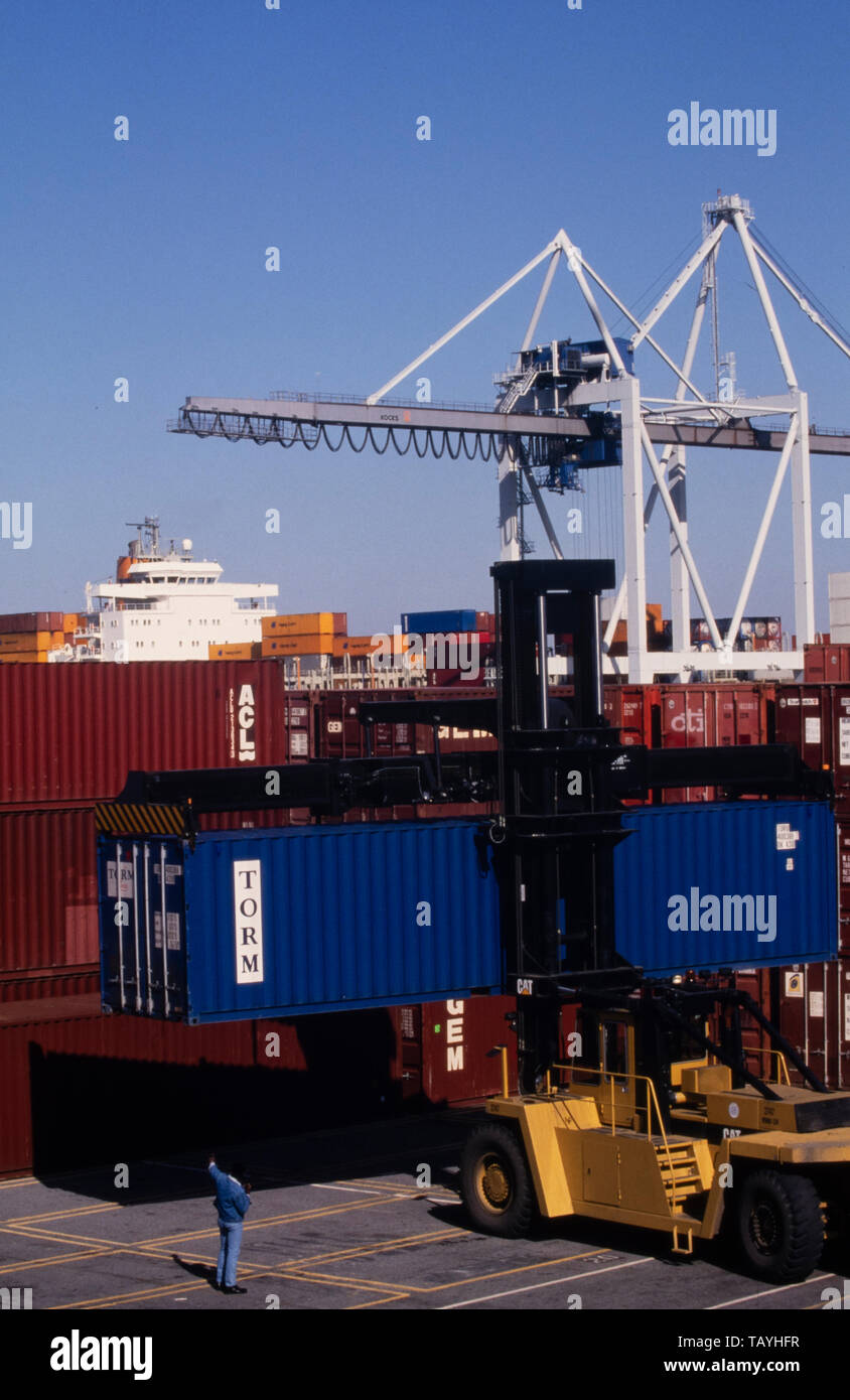 Container ship unloading train hi-res stock photography and images - Alamy