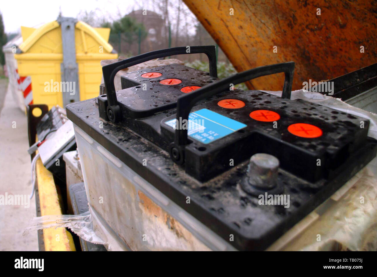 Electric car battery disposal hires stock photography and images Alamy