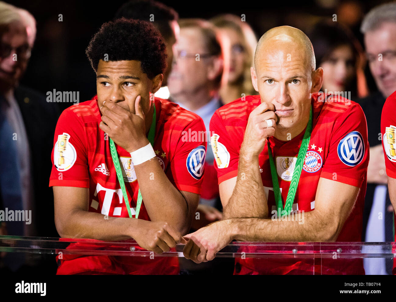 Berlin, 25.05.2019 Serge Gnabry (FCB), Arjen Robben (FCB) RB Leipzig - FC Bayern MŸnchen Copyright (nur fŸr journalistische Zwecke) by :  Moritz MŸlle Stock Photo