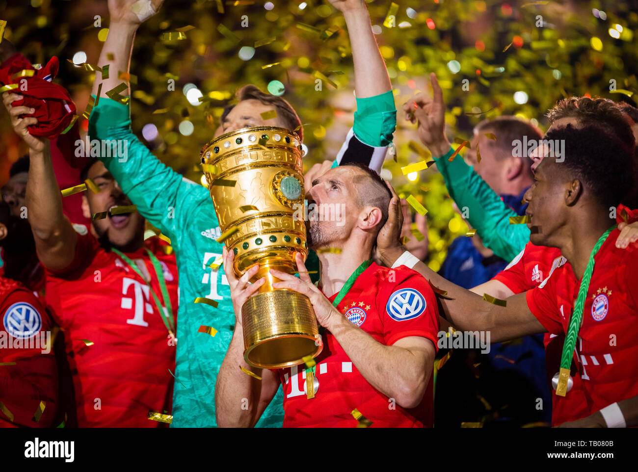Berlin, 25.05.2019 Franck Ribery (FCB) kisses the cup and David Alaba (FCB) strokes his head RB Leipzig - FC Bayern MŸnchen Copyright (nur fŸr journal Stock Photo