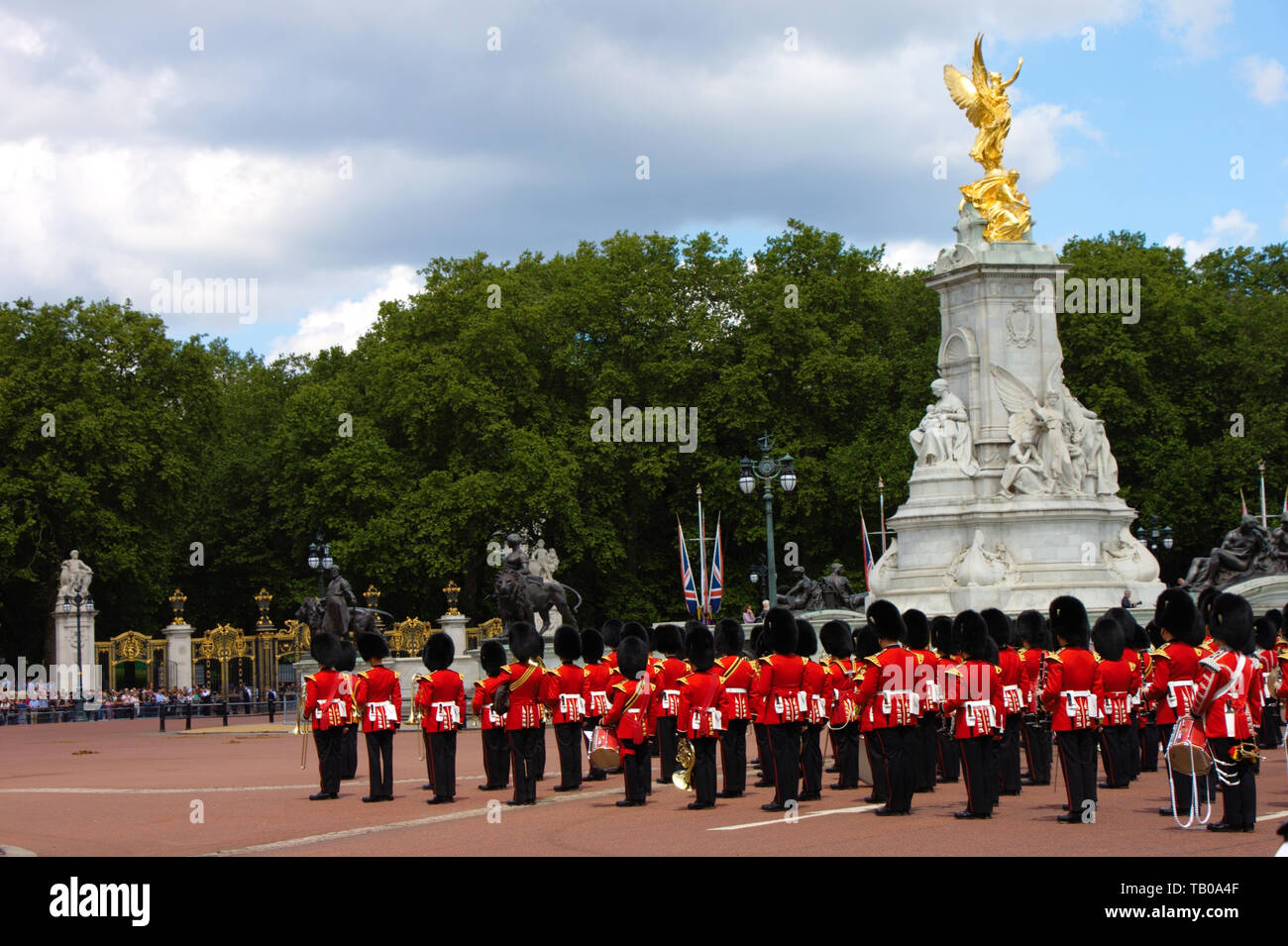 The British Queen's birthday celebration is on 8th June. Two weeks in advance a rehearsal takes place. Royal palace guards marching in front of the Bu Stock Photo