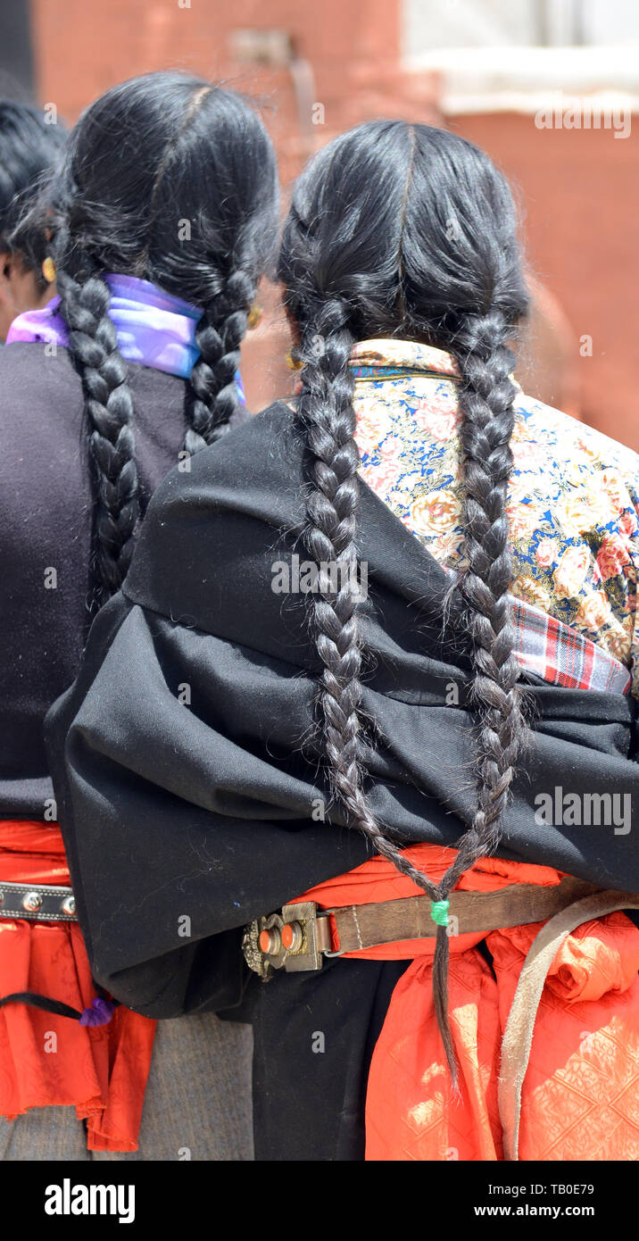Tibetan woman's hairstyle Stock Photo Alamy