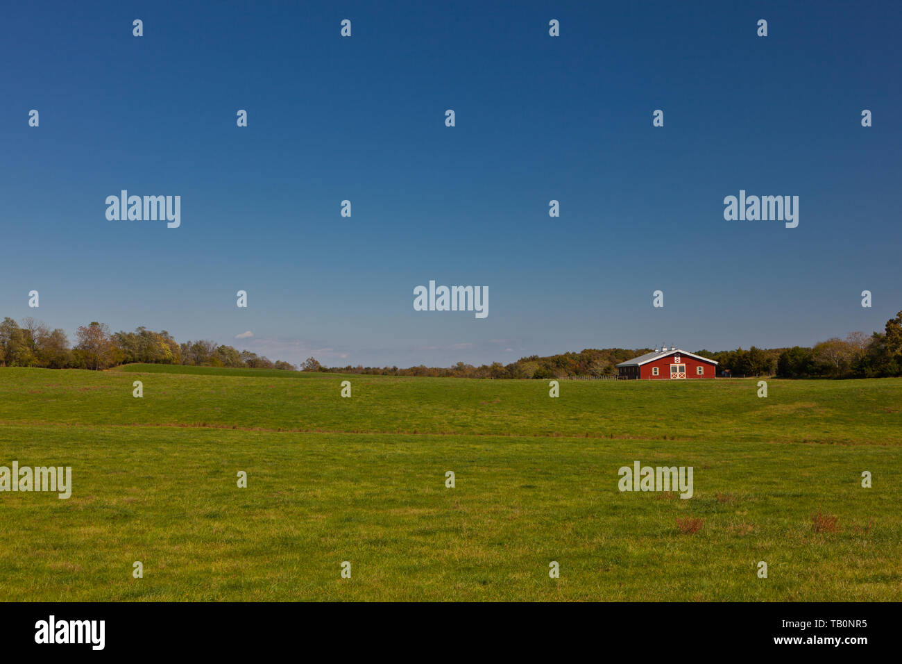 Blue sky with barn hi-res stock photography and images - Alamy
