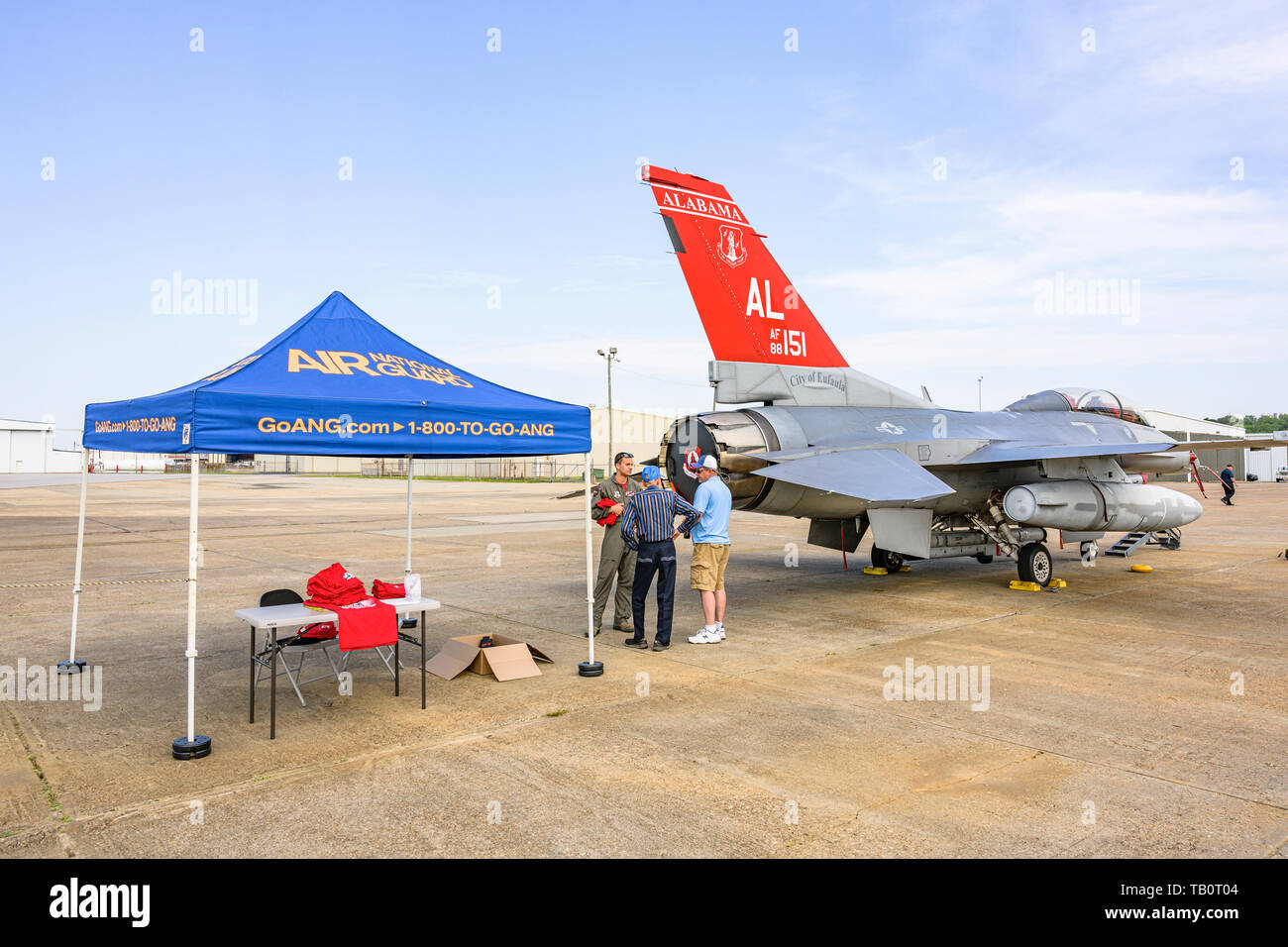 187th Fighter Wing of the Alabama Air National Guard, Tuskegee Airmen, red tail squadron pilot talking with visitors next to his F-16 fighter jet. Stock Photo