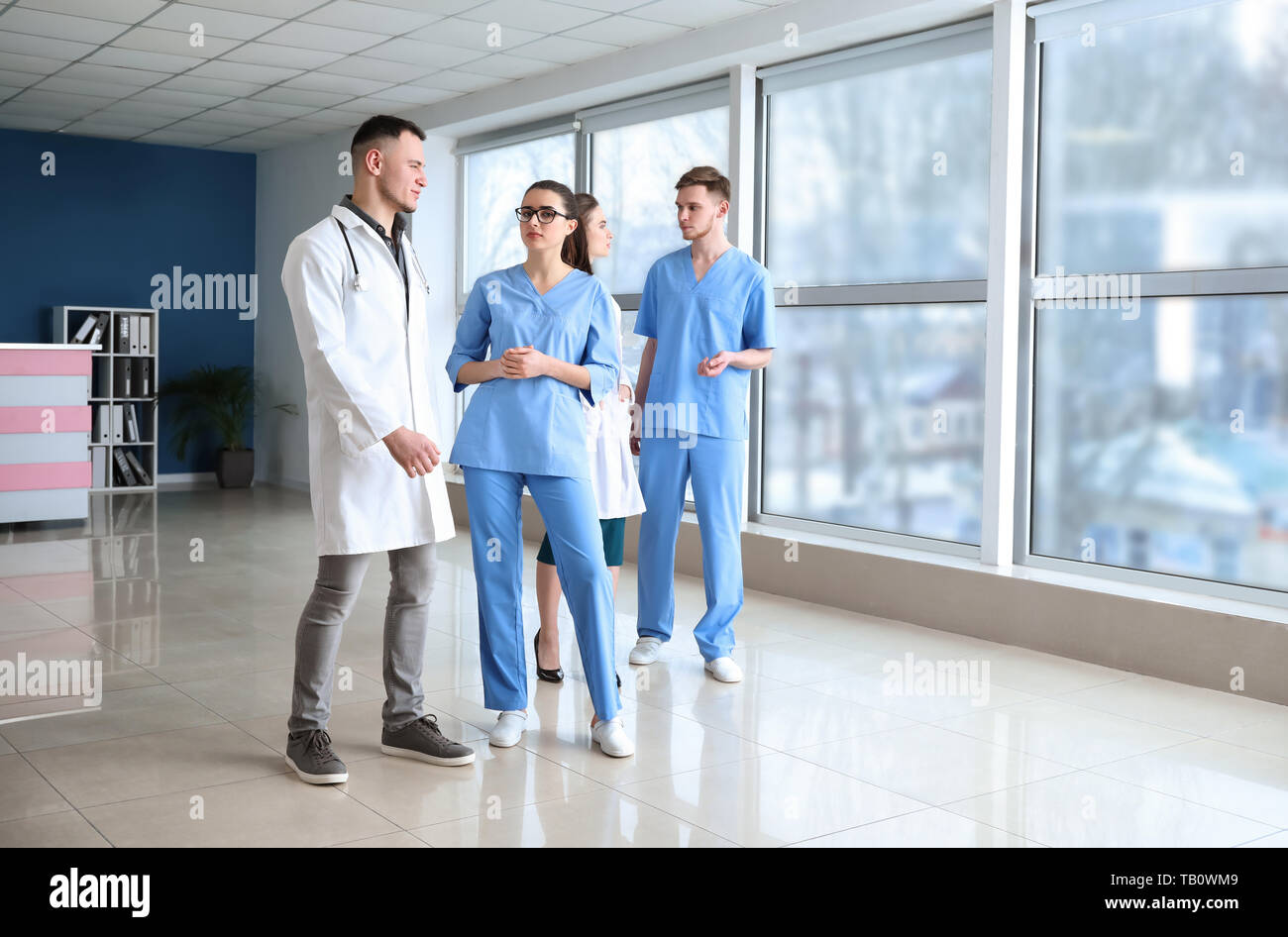 Doctors in clinic hi-res stock photography and images - Alamy