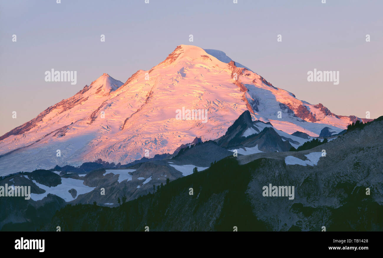 USA, Washington, Mt. Baker Snoqualmie National Forest, Sunrise light on