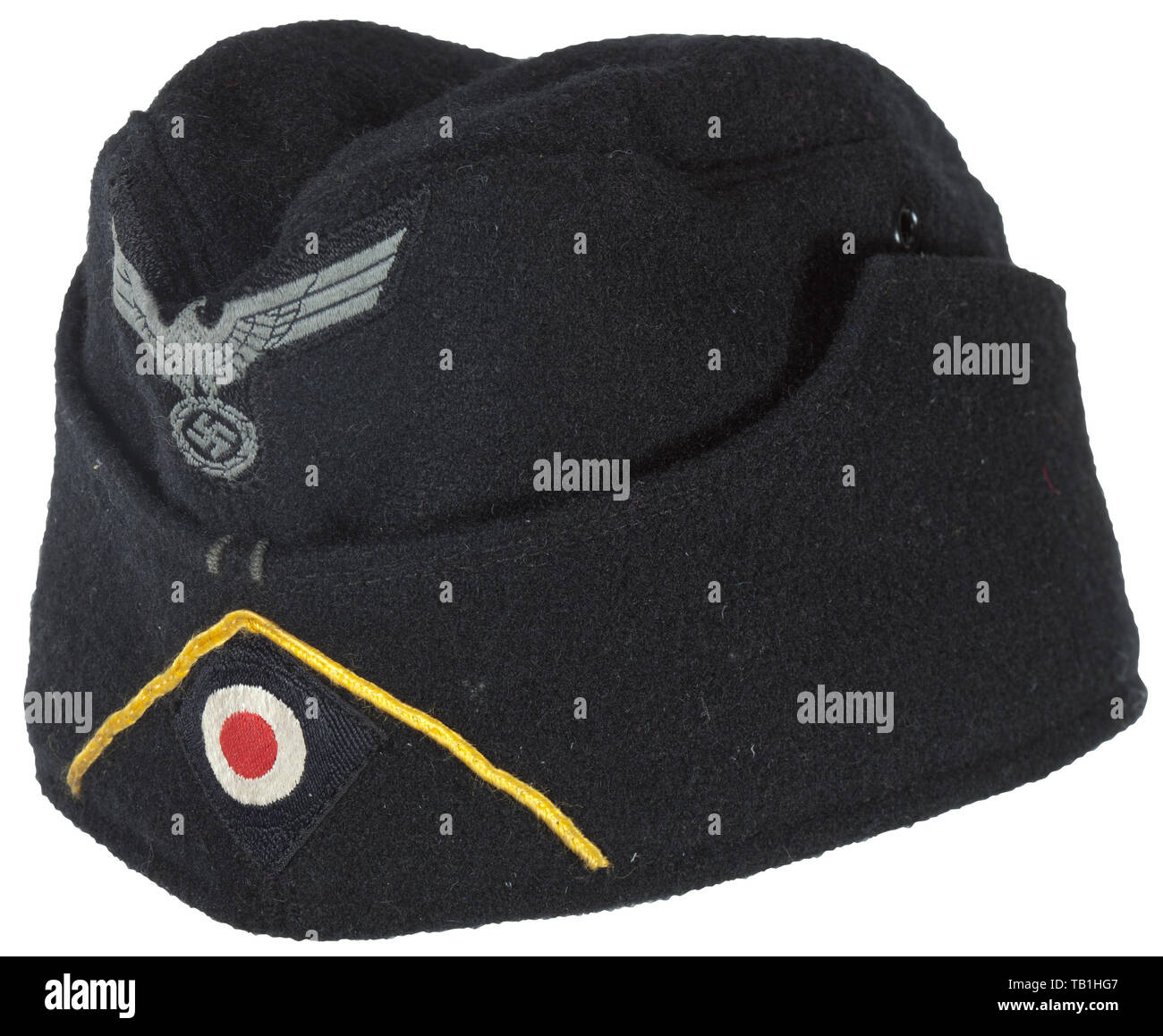 A field cap and jacket M 43 of an NCO in a reconnaissance detachment of the division 'Feldherrnhalle' - special clothing issue of the armoured units, The field cap made of black cotton cloth, soutache chevron in the golden-yellow branch colour, machine-woven national eagle and cockade on black silk base cloth. Beige cotton lining, two ventilation rivets, size stamp '54'. Jacket for a non-commissioned officer of the armoured reconnaissance troops made of black cotton. Depot and size stamps as well as tailor's name 'Georg Chr. Schultz, M.-Gladbach', Additional-Rights-Clearance-Info-Not-Available Stock Photo