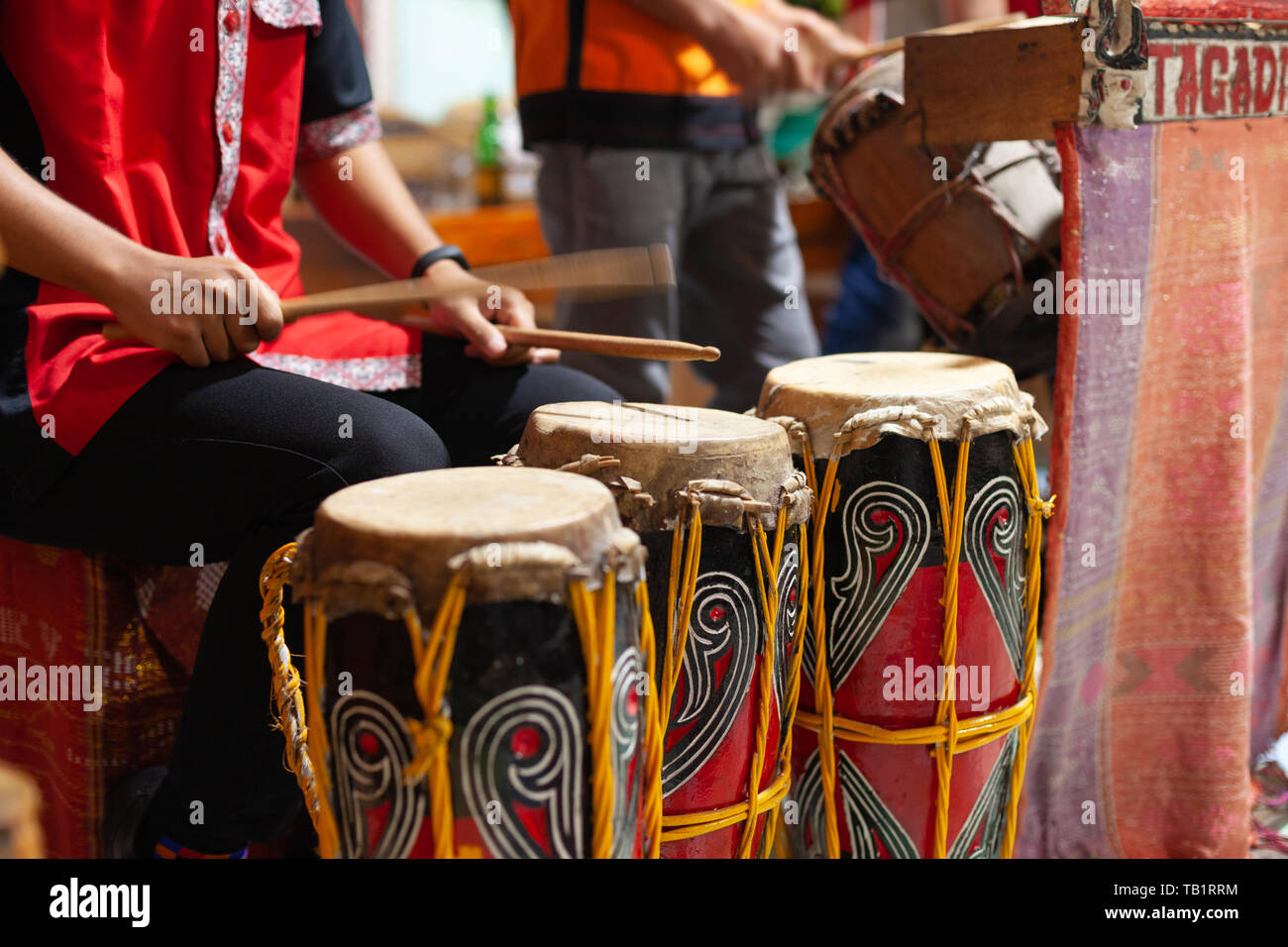 Traditional Batak family band performs in Tuk Tuk, Samosir Island, Lake  Toba, Sumatra, Indonesia Stock Photo - Alamy