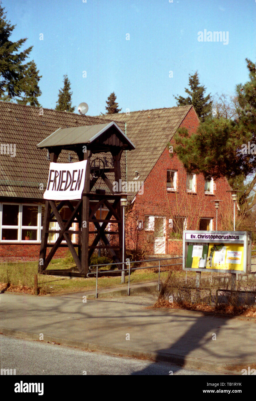 Europa, Deutschland, Hamburg, ' FRIEDEN '  , Transparent am Glockenturm des evangelischen Christophorus Hauses in Hamburg Schnelsen , Anlass ist der w Stock Photo