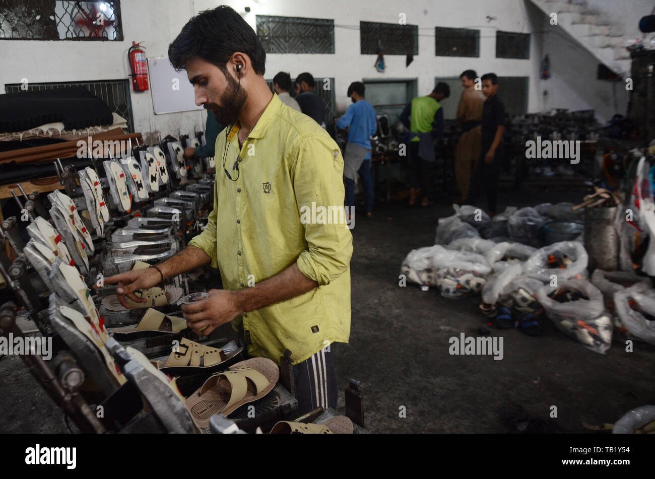 Lahore, Pakistan. 28th May, 2019. Pakistani workers are in preparing of