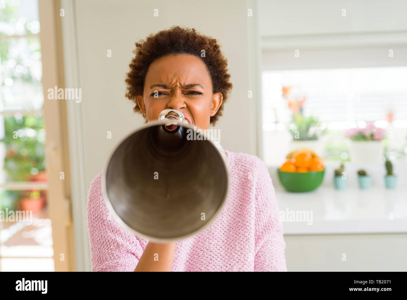 Woman afro hair using vintage hi-res stock photography and images - Alamy