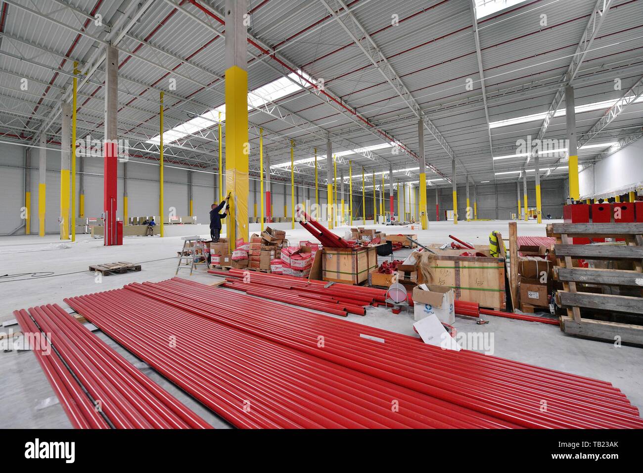Erfurt, Germany. 29th May, 2019. Craftsmen work in the future Amazon  distribution centre, which is scheduled to start operations in autumn 2019.  This will add a distribution centre to the existing logistics