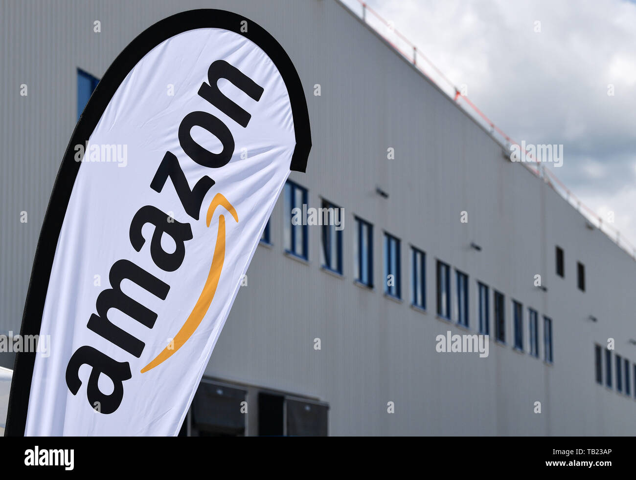 Erfurt, Germany. 29th May, 2019. Construction workers are working at the  future Amazon distribution centre, which is scheduled to start operations  in autumn 2019. This will add a distribution centre to the