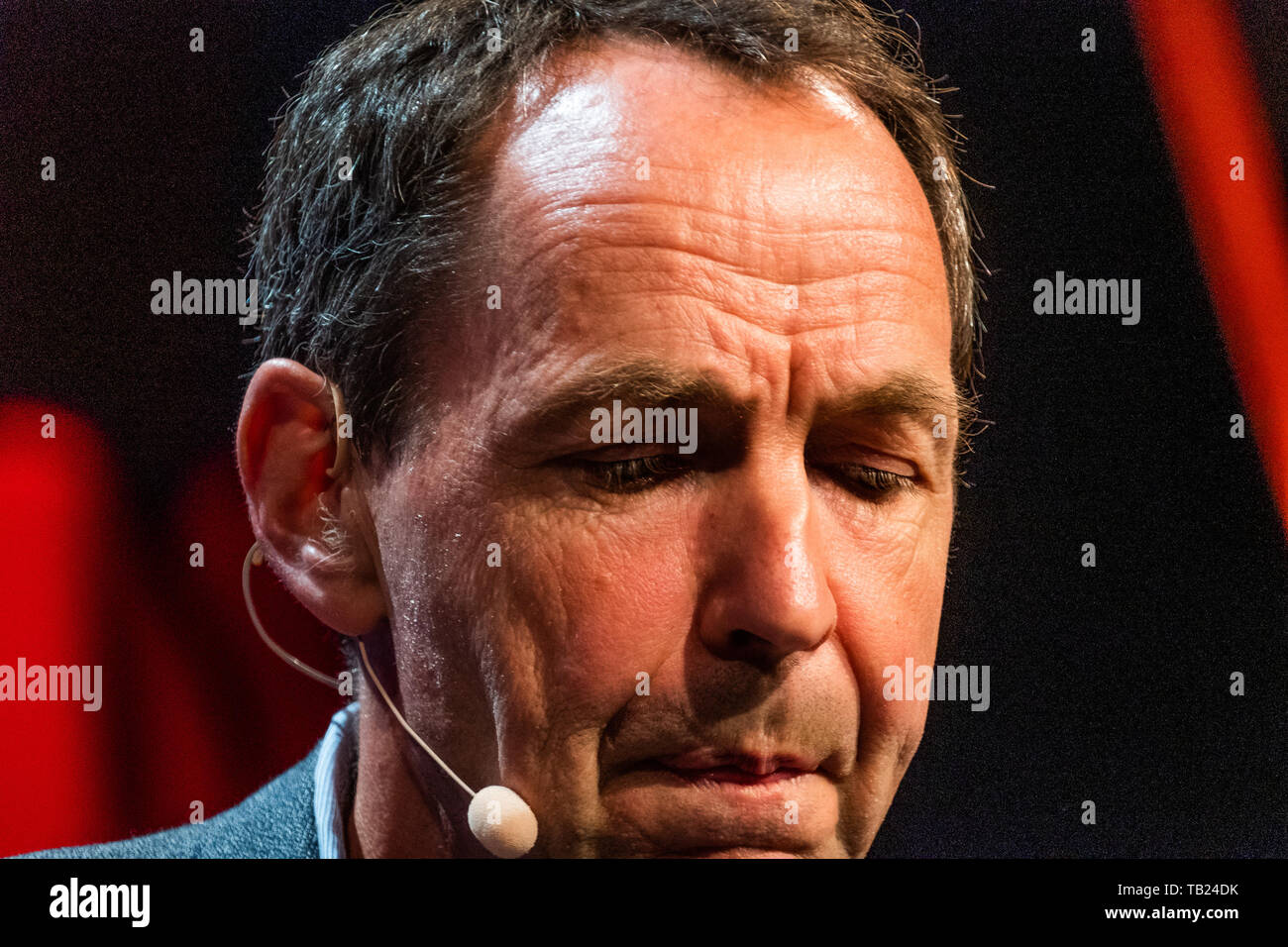 The Hay Festival, Hay on Wye, Wales UK, Wednesday 29th May 2019. Mike Berners-Lee talking about his book ‘THERE IS NO PLANET B: A HANDBOOK FOR THE MAKE OR BREAK YEARS', a call to arms for the looming environmental crisis, at the Hay Festival 2019 Photo Credit: keith morris/Alamy Live News Stock Photo
