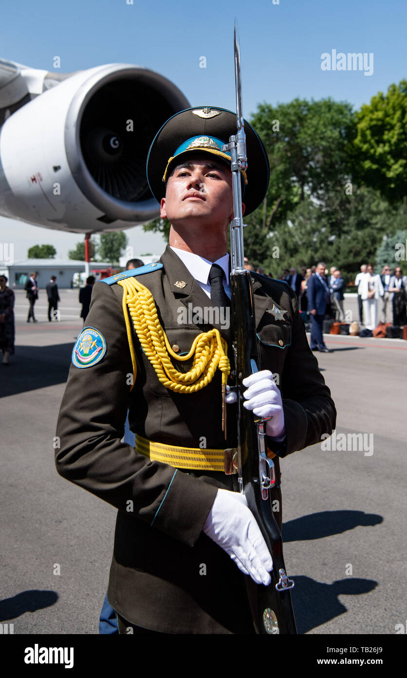 Taschkent, Uzbekistan. 29th May, 2019. A soldier of the Uzbek Guard of Honour is standing at Tashkent airport in front of the Bundeswehr Air Mission Wing aircraft with which President Steinmeier and his wife are flying to Urgantsch. President Steinmeier and his wife were on a two-day state visit to Uzbekistan. They were accompanied by numerous business representatives and cultural workers. Credit: Bernd von Jutrczenka/dpa/Alamy Live News Stock Photo
