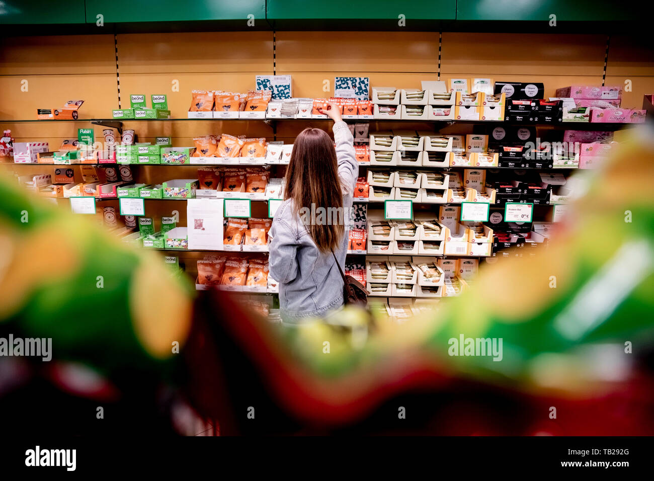Berlin, Germany. 09th May, 2019. A woman buys "SirPlus" in a branch of the  supermarket for expired and leftover groceries in Berlin-Steglitz.(zu  dpa-Story: Saving food with transparent boxes) Credit: Christoph  Soeder/dpa/Alamy Live
