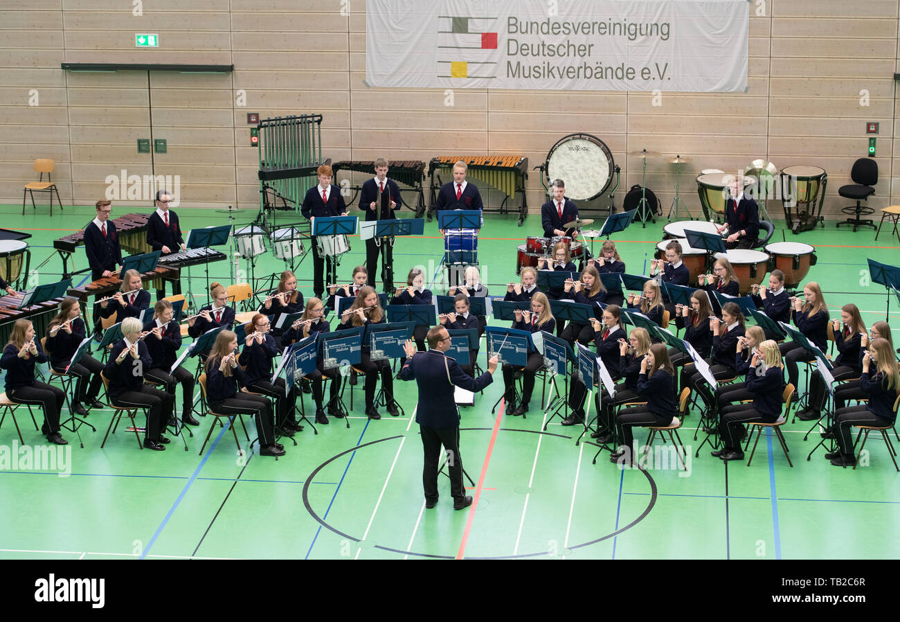 30 May 2019, Lower Saxony, Osnabrück: The Spielmannszug Südlohn 1950 e.V. plays at the 5th German Championships - Concert Rating Spielleutemusik. The German Music Festival is organised every six years by the Bundesvereinigung Deutscher Musikverbände e. V. (Federal Association of German Music Associations). (BDMV) is aligned. The focus is on brass music. Photo: Friso Gentsch/dpa Stock Photo