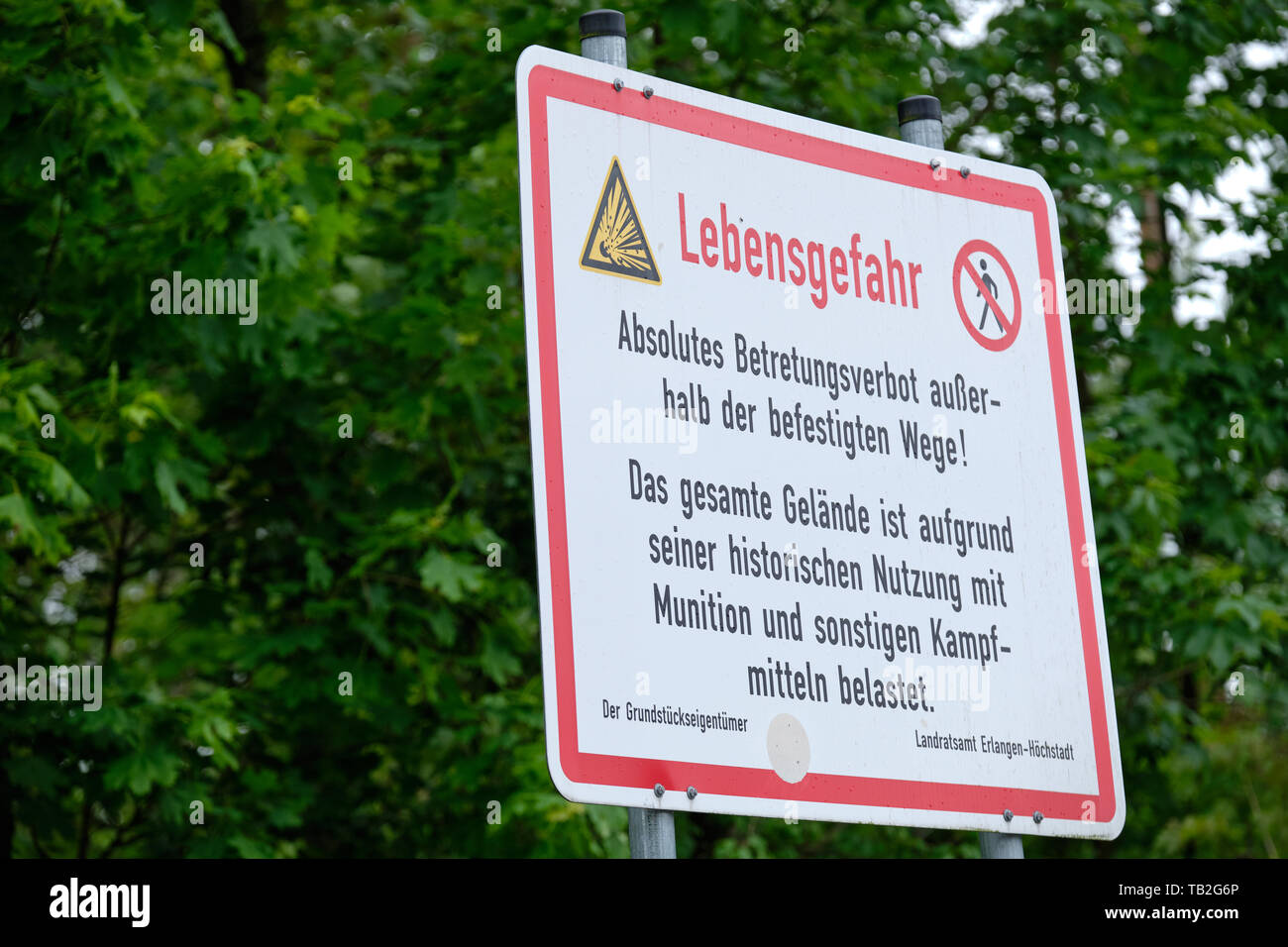 A sign in the forest 'Tennenloher Forst' telling pedestrians about danger of life:  'Lebensgefahr! Absolutes Betretungsverbot außerhalb der befestigte Stock Photo