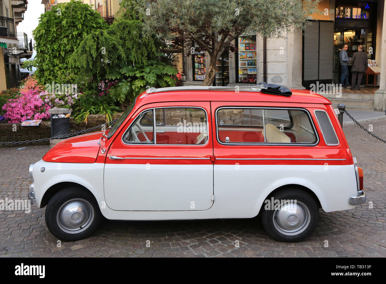 Petite voiture hi-res stock photography and images - Alamy