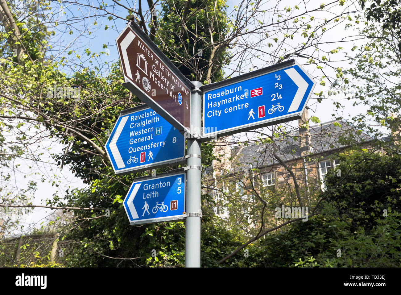 dh Cycle path and footpath ROSEBURN EDINBURGH Scottish signage signpost direction sign post scotland public paths uk Stock Photo