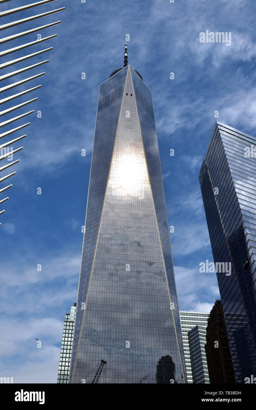 One World Trade Center (or Freedom Tower) against blue sky Stock Photo