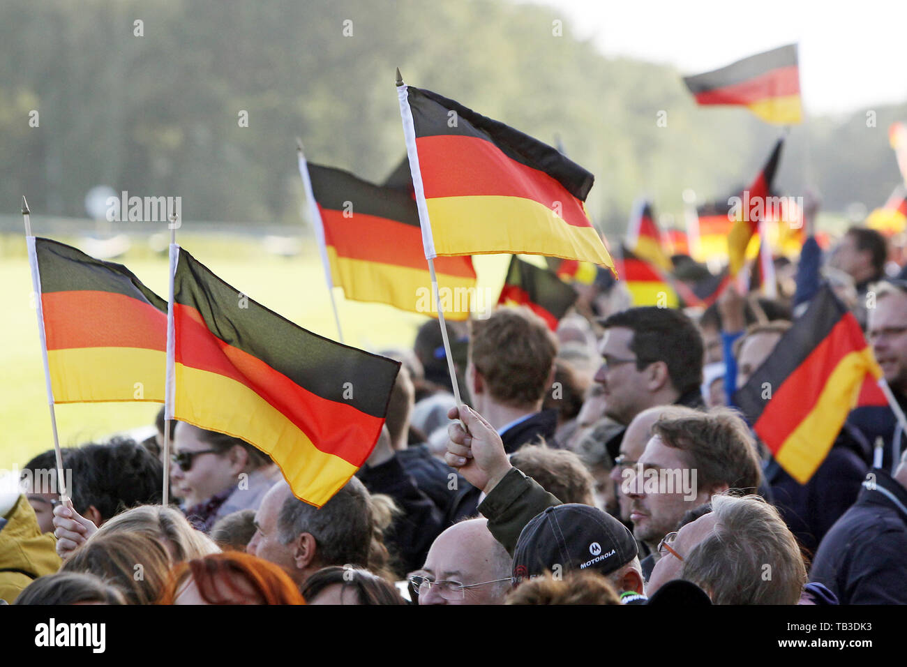 03.10.2018, Hoppegarten, Brandenburg, Germany - People waving national flags on the Day of German Unity. 00S181003D947CAROEX.JPG [MODEL RELEASE: NO, P Stock Photo