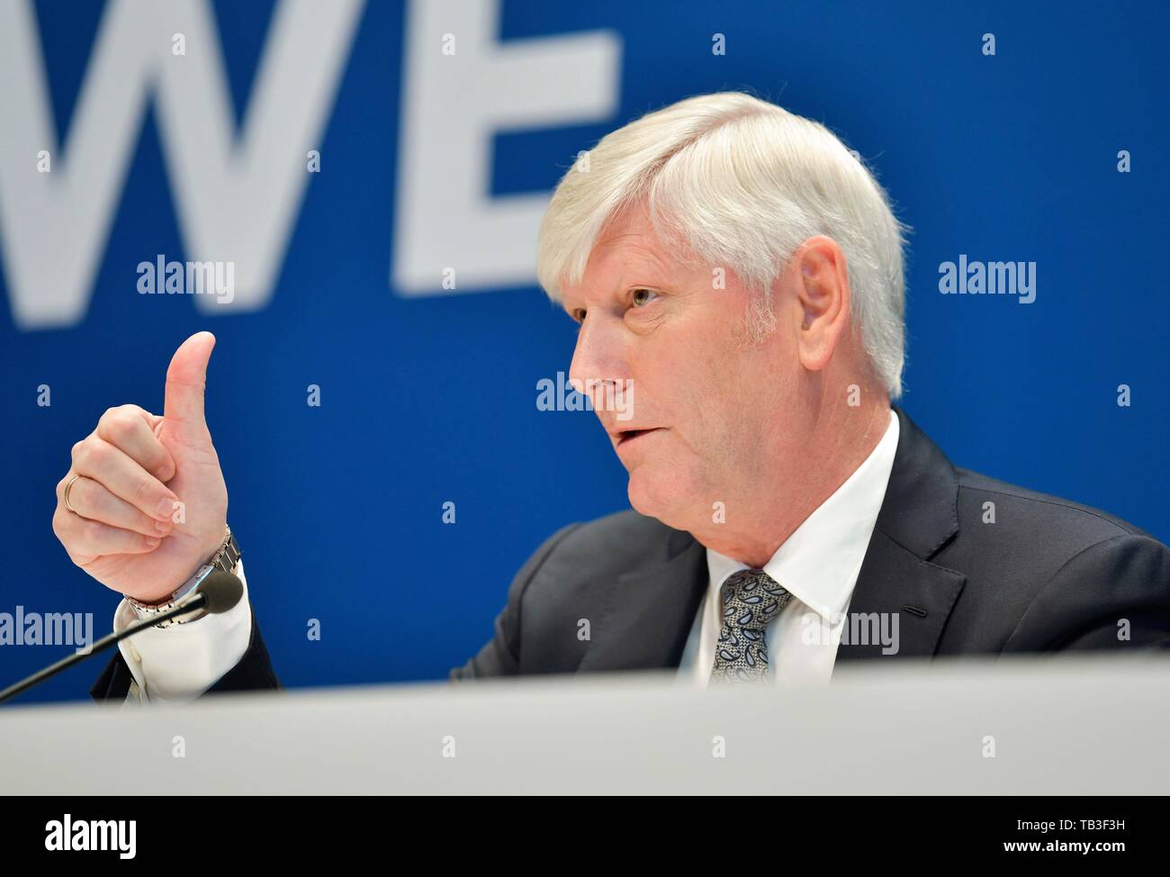 14.03.2019, Essen, North Rhine-Westphalia, Germany - Rolf Martin Schmitz, CEO of RWE AG, gestures during the annual press conference. 0KN190131D022CAR Stock Photo
