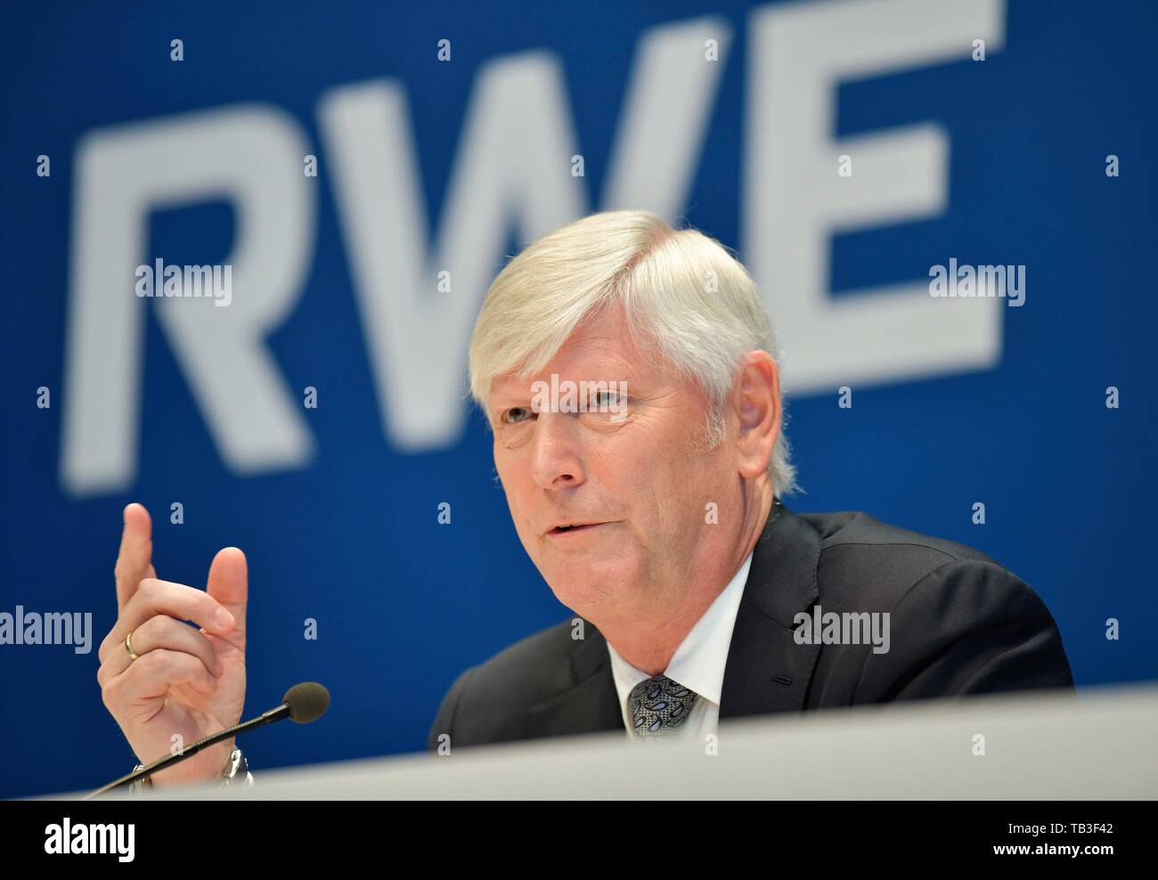 14.03.2019, Essen, North Rhine-Westphalia, Germany - Rolf Martin Schmitz, CEO of RWE AG, gestures during the annual press conference. 0KN190131D036CAR Stock Photo