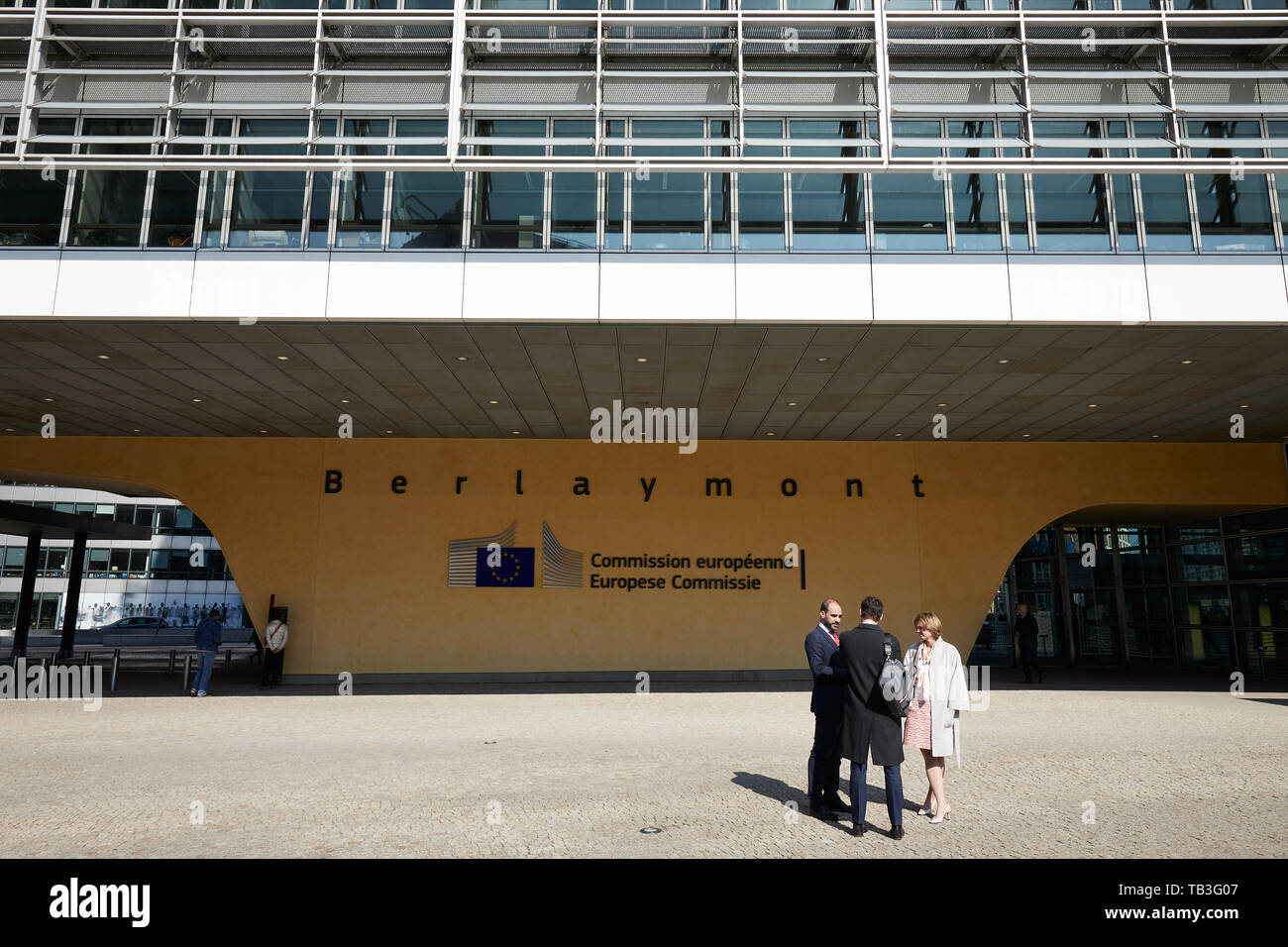 01.04.2019, Brussels, Brussels, Belgium - Group of people in front of the entrance area of the Berlaymont building in the Europaviertel. 00R190401D102 Stock Photo