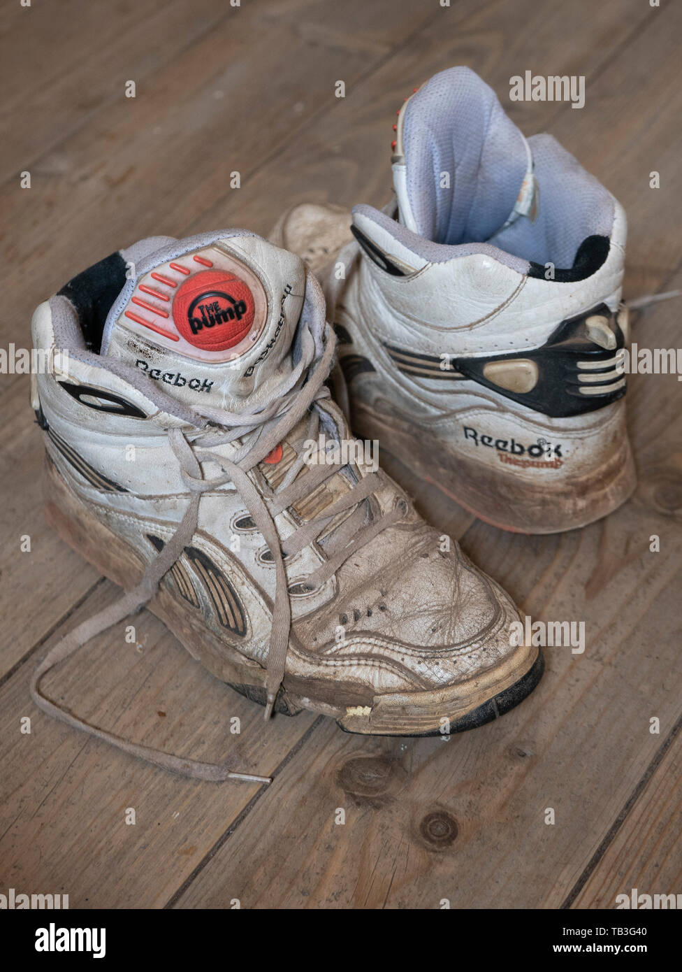 Apariencia Conductividad Eliminar Pair of old worn 1990s Reebok Pump white basketball sneakers Stock Photo -  Alamy