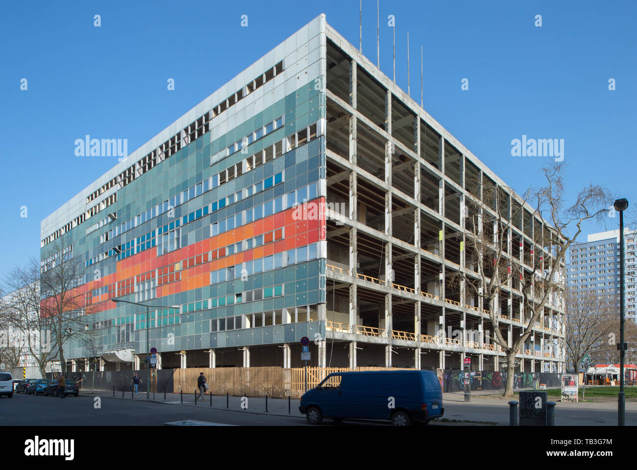 09.04.2018, Berlin, Berlin, Germany - Gutting of the former  Centrum-Warenhaus am Ostbahnhof, later Galeria Kaufhof in  Berlin-Friedrichshain. 0CE180409 Stock Photo - Alamy