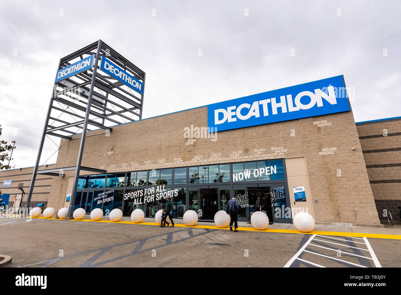 Oct 18, 2019 Emeryville / CA / USA - Close up of Decathlon logo on the  facade of Decathlon Sporting Goods flagship store, the first open in the  San Fr Stock Photo - Alamy