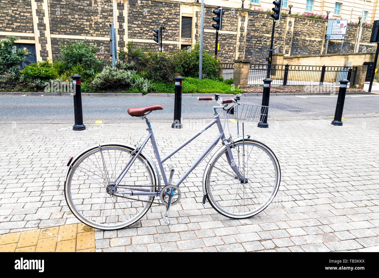Grey Temple Bicycle parked on the pavement in Bristol, UK Stock Photo